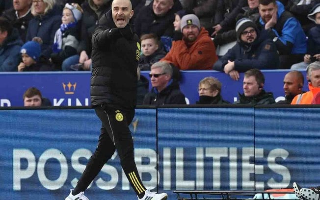 Novo técnico do Chelsea, Enzo Maresca na beira do campo orientando o Leicester, sua ex-equipe