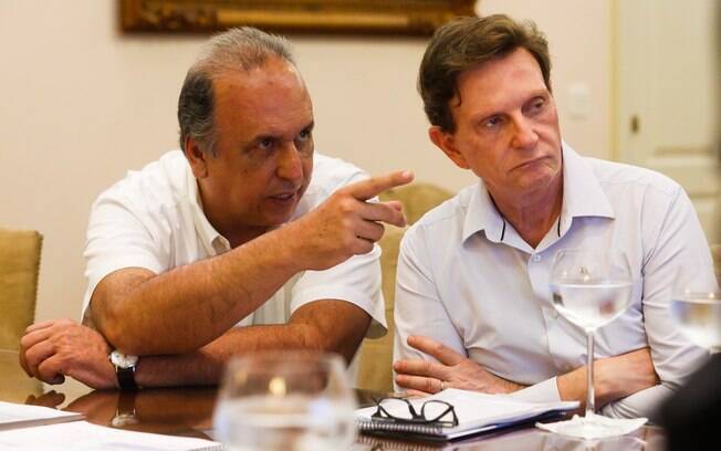 Governador do Rio de Janeiro, Luiz Fernando Pezão, ao lado do prefeito Marcelo Crivella