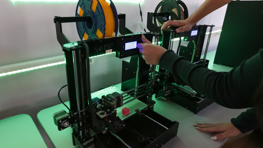 Impressora 3D na Fab Lab no CEU Alvarenga Impressora 3D na Fab Lab no CEU Alvarenga