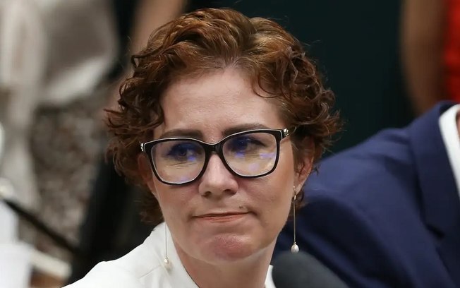 Mesmo foragida, Carla Zambelli mantém apartamento funcional da Câmara dos Deputados