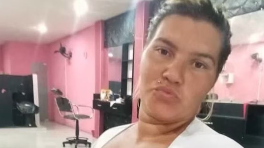 Traficantes filmam execução de mulher em favela no RJ Traficantes filmam execução de mulher em favela no RJ