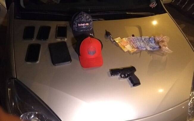 Rocam apreendeu veículo, arma e dinheiro e encaminhou os dois indivíduos até Distrito Policial em São Vicente