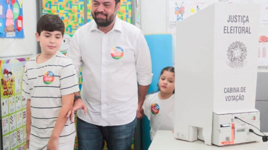 Acompanhado da família, Cláudio Castro vota em colégio na Barra da Tijuca