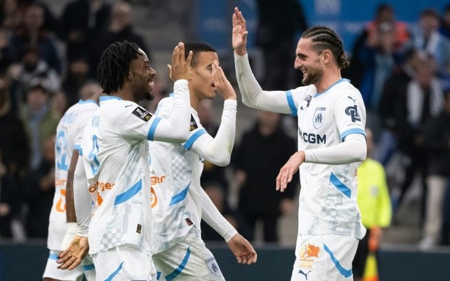 Jogadores do Olympique de Marselha comemoram um dos gols da vitória sobre o Le Havre por 5 a 1 neste domingo, pelo Campeonato Francês