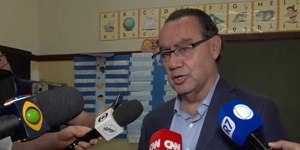 Augusto Cury vota em SP e diz ter "projeto mais inteligente"