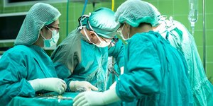 Médico opera lado errado e paciente perde testículo em MG