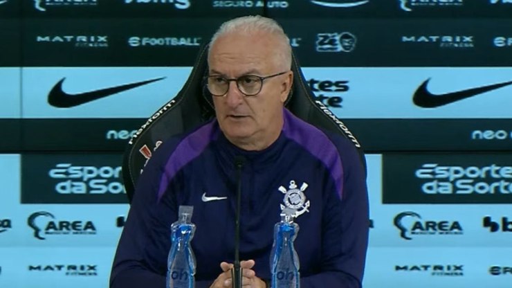 Dorival explica polêmica com Memphis e discussão com torcedor