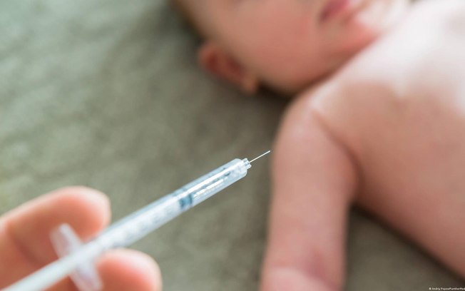 Pais não vacinaram a filha por acreditarem na fake news de que imunização estaria relacionada a caso de autismo Pais não vacinaram a filha por acreditarem na fake news de que imunização estaria relacionada a caso de autismo