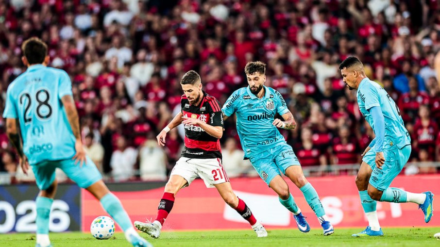 Flamengo teve dificuldades para encontrar espaços no primeiro tempo