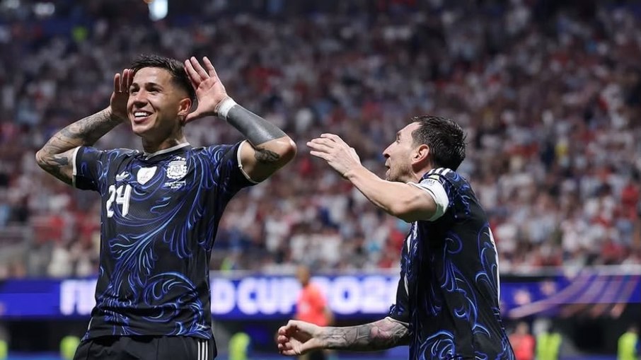 Enzo Fernández e Messi comemoram gol de empate da Argentina