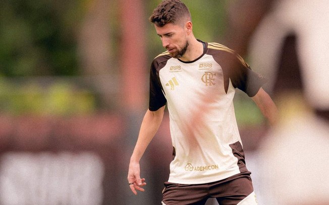 Flamengo treina com espaço vazio na área nobre de seu uniforme Flamengo treina com espaço vazio na área nobre de seu uniforme