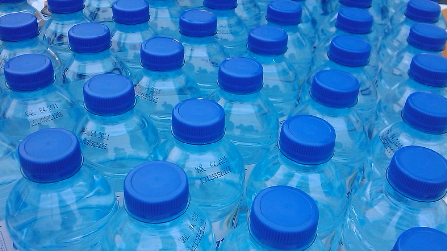 Os projetos visam obrigar produtoras a autorizarem a entrada de pessoas com garrafas de água nos eventos