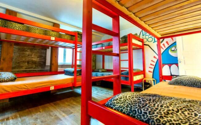 Hostel geralmente conta com quartos compartilhados e um preço mais acessível