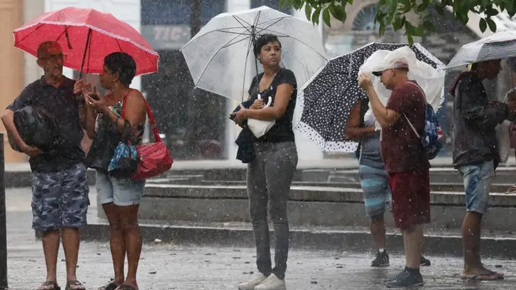 ZCAS e frente fria colocam quatro regiões em alerta de temporais