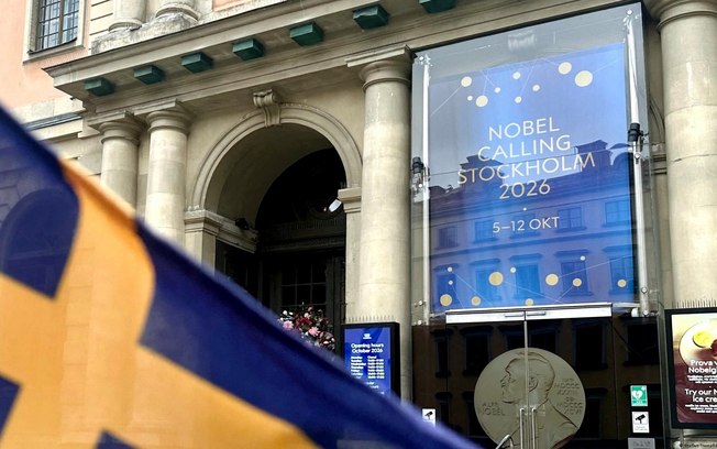 O edifício do Museu do Prêmio Nobel em Estocolmo também abriga a Academia Sueca, responsável por selecionar o ganhador do prêmio de literatura O edifício do Museu do Prêmio Nobel em Estocolmo também abriga a Academia Sueca, responsável por selecionar o ganhador do prêmio de literatura