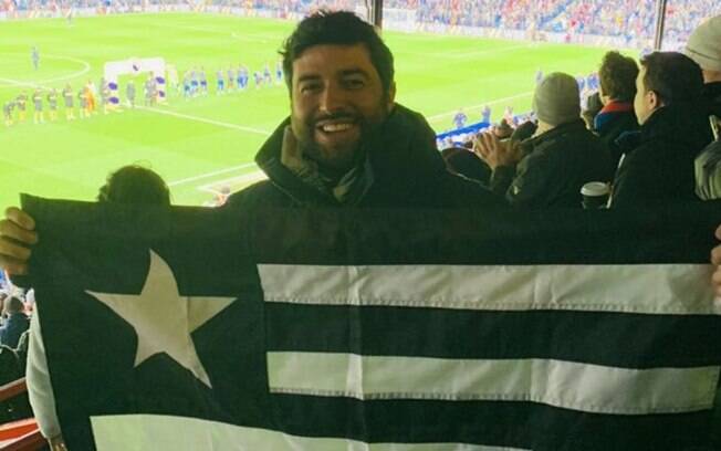 Correspondente da Globo leva bandeira do Botafogo a jogo do Crystal Palace na Premier League