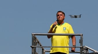 Bolsonaro é internado novamente em Manaus para tratar infecção