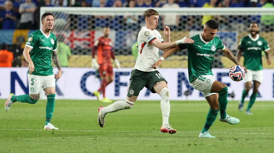 Paulinho contra o Chelsea ano passado, seu último jogo oficial 