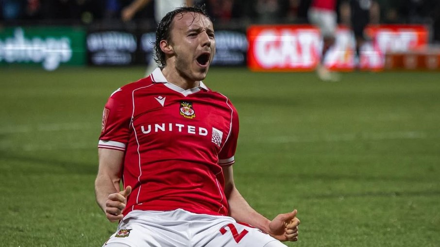 Jogador do Wrexham comemorando o gol diante do Nottingham Forest