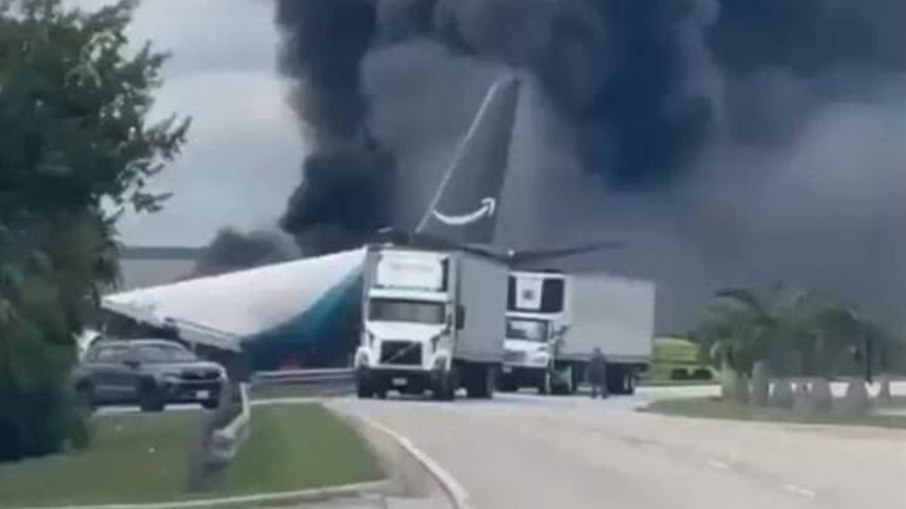 Cargueiro da Amazon sai da pista e deixa 5 mortos em Miami Cargueiro da Amazon sai da pista e deixa 5 mortos em Miami