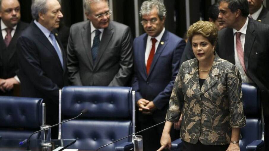 Impeachment de Dilma; atrás da presidente, o AGU, José Eduardo Cardozo, Renan Calheiros no meio e o ministro Ricardo Lewandowski ao lado dele
