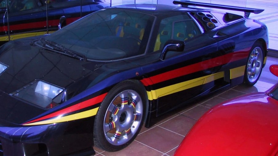 Um dos EB110 SS da coleção tem uma especificação de mau gosto: todo preto com listras vermelhas, amarelas e azuis nas laterais, com um interior que só pode ser descrito como Rastafari Um dos EB110 SS da coleção tem uma especificação de mau gosto: todo preto com listras vermelhas, amarelas e azuis nas laterais, com um interior que só pode ser descrito como Rastafari
