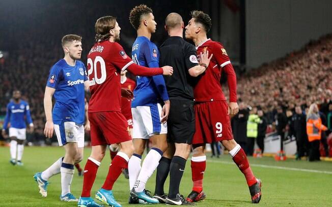 Roberto Firmino e Holgate se estranham durante o clássico entre Liverpool e Everton