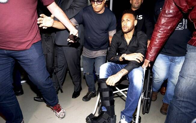Neymar chega em cadeira de rodas para prestar depoimento em delegacia do Rio