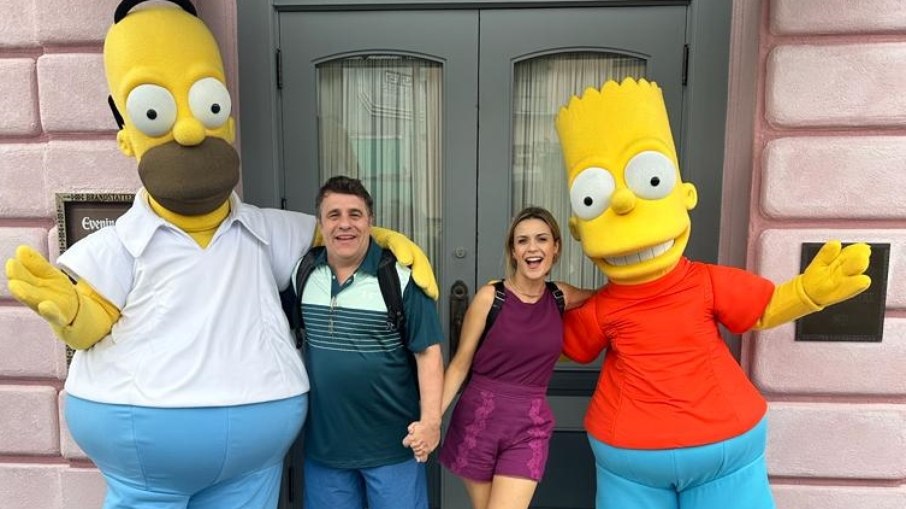 Fernando Pelegio e Beca Milano são ladeados por Homer e Bart Simpson 