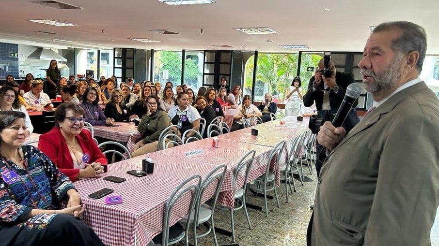 Carlos Lupi, ministro da Previdência Social, em café da manhã no Dia das Mulheres
