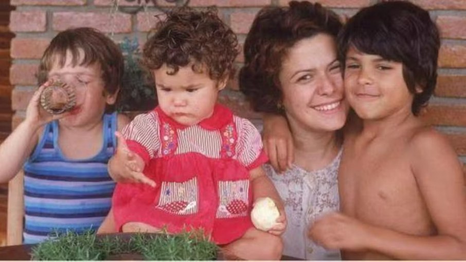 Elis Regina ao lado de seus três filhos Elis Regina ao lado de seus três filhos