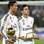 Cristiano Ronaldo e James Rodríguez posam com Bola de Ouro e prêmio Puskás. Foto: Reprodução / Marca