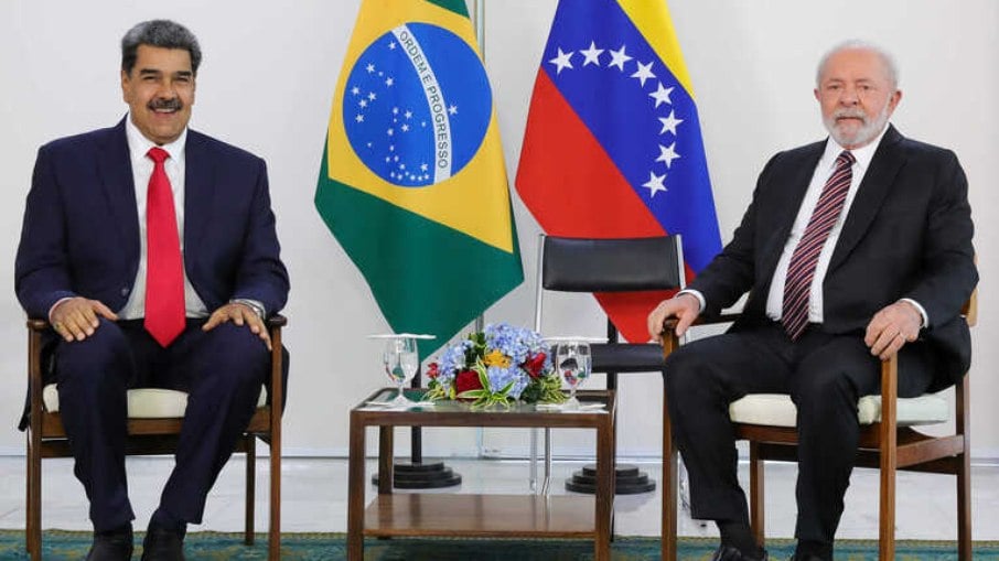 Nicolás Maduro ao lado de Lula