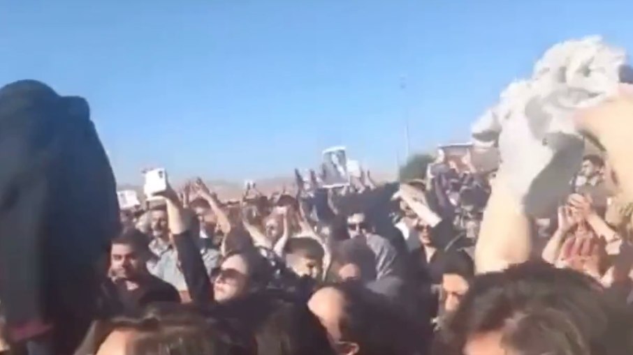 Mulheres do Irã tiram os hijabs e gritam em protesto contra assassinato de Mahsa Amini