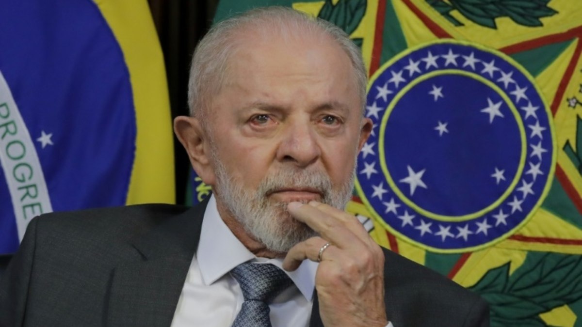 O presidente Luiz Inácio Lula da Silva gesticula durante reunião de gabinete em Brasília, 31 de outubro de 2024