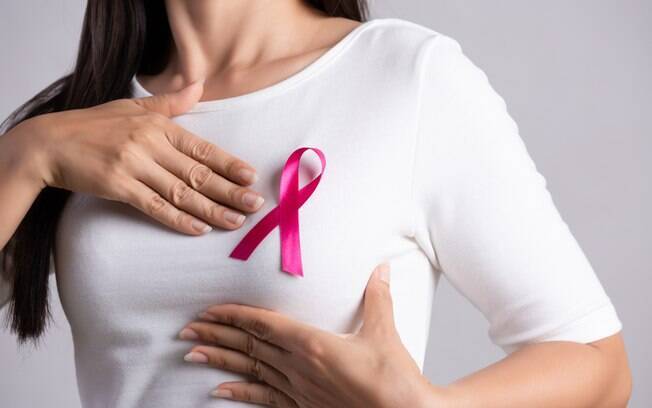 O câncer de mama mata 12 mil mulheres por ano e, por isso, é importante prestar atenção em alguns fatores sobre a doença