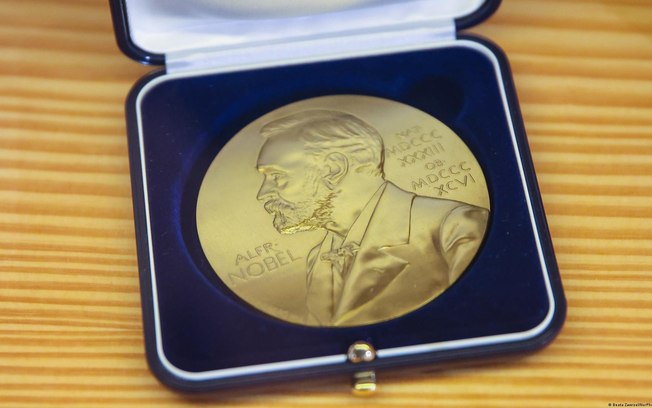 Os Prêmios Nobel são concedidos em cinco categorias: Medicina, Física, Química, Literatura e Paz