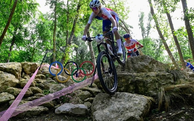 A francesa Pauline Ferrand-Prévot durante a prova de mountain bike cross-country feminino nos Jogos Olímpicos de Paris