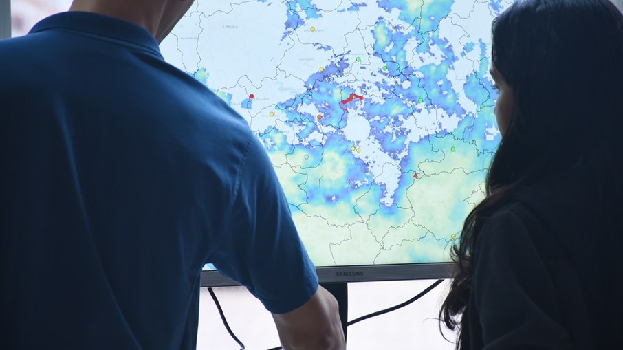 Painel mostra imagens captadas pelo radar que passa a operar em espaço no Cepagri, da Unicamp Painel mostra imagens captadas pelo radar que passa a operar em espaço no Cepagri, da Unicamp