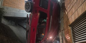 Carro atravessa muro, despenca dentro de IFSC e fica pendurado