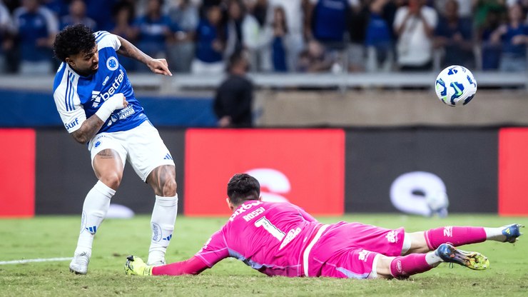 Com gol de Gabigol, Cruzeiro bate Flamengo no Brasileirão
