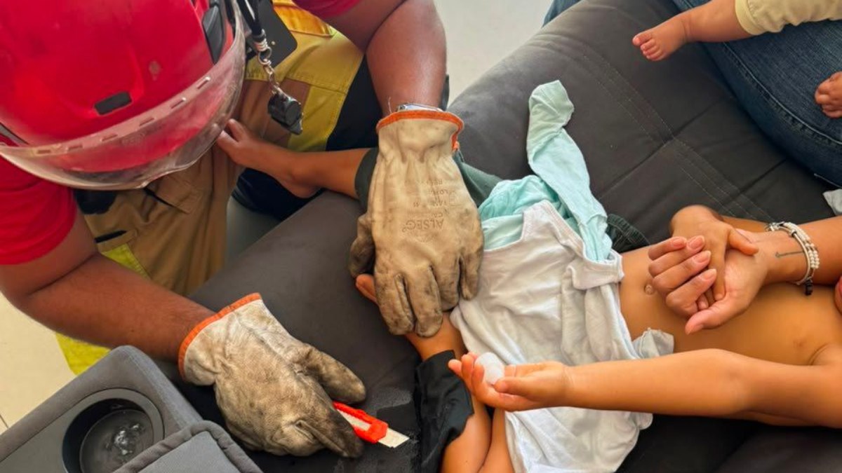 Criança de 3 anos cola perna em sofá e mobiliza bombeiros em MG