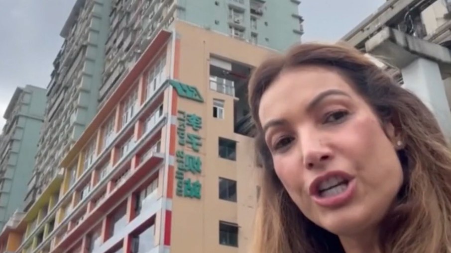 Patrícia Poeta mostrando trem na China Patrícia Poeta mostrando trem na China