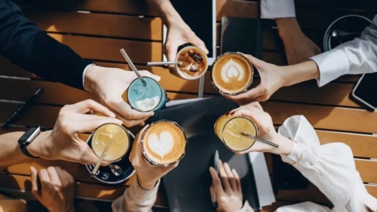 Coffee parties: a festa matinal que conquistou a geração Z