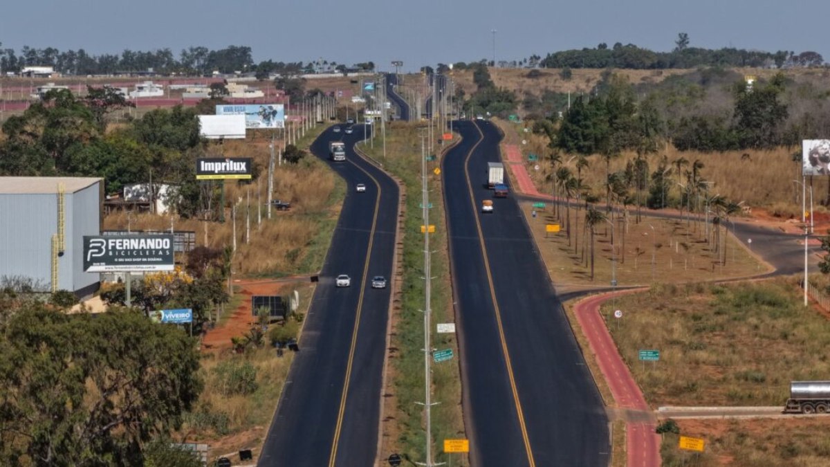 Durante período de execução das obras, tráfego no trecho irá operar em apenas uma faixa de rolamento da pista e será fechado acesso à GO-020 pela alça de acesso da BR-153 Durante período de execução das obras, tráfego no trecho irá operar em apenas uma faixa de rolamento da pista e será fechado acesso à GO-020 pela alça de acesso da BR-153