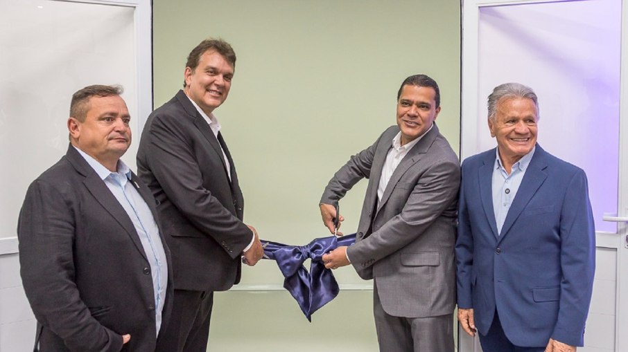 Márcio Melle, Adriano Alvim de Oliveira, Márcio Freitas e Dr. Dario Pacheco no momento do corte da fita Márcio Melle, Adriano Alvim de Oliveira, Márcio Freitas e Dr. Dario Pacheco no momento do corte da fita