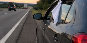 Viu um pano branco na janela do carro? Entenda o significado