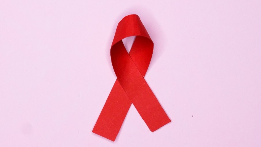 O laço vermelho é símbolo da luta contra a AIDS