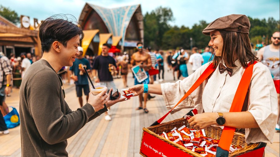 Ativação da Lotus Biscoff ofereceu degustação do seu novo biscoito recheado sabor espresso em meio à atmosfera do festival 