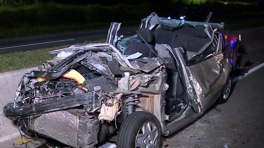 Carro capota e deixa três pessoas mortas na Dutra, em São Paulo Carro capota e deixa três pessoas mortas na Dutra, em São Paulo
